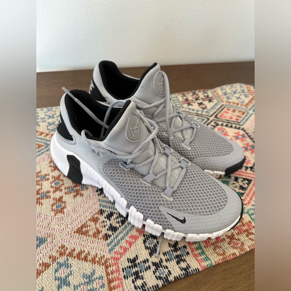 NIKE Metcon 4 in Wolf Gray (Mens)